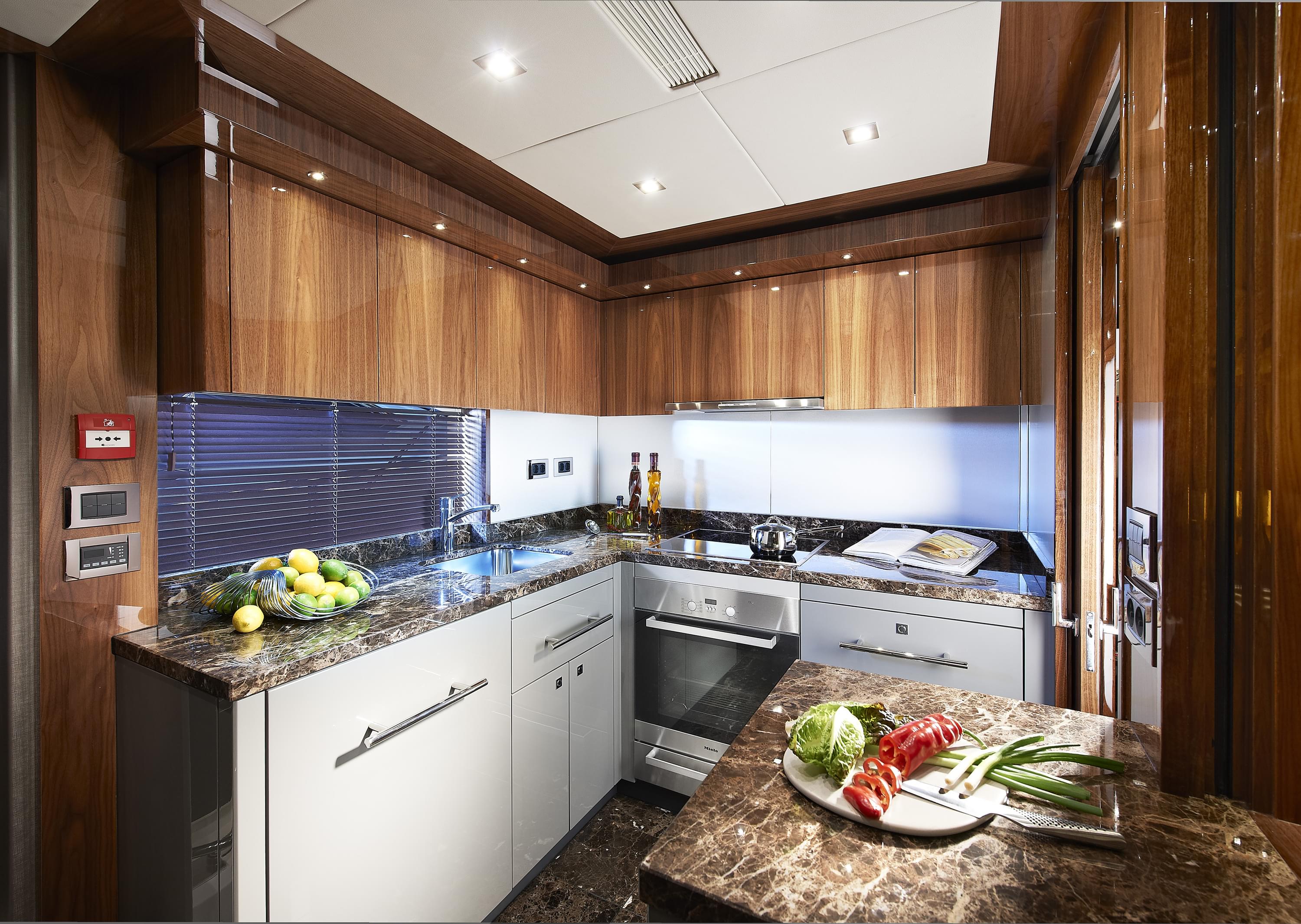 28M YACHT