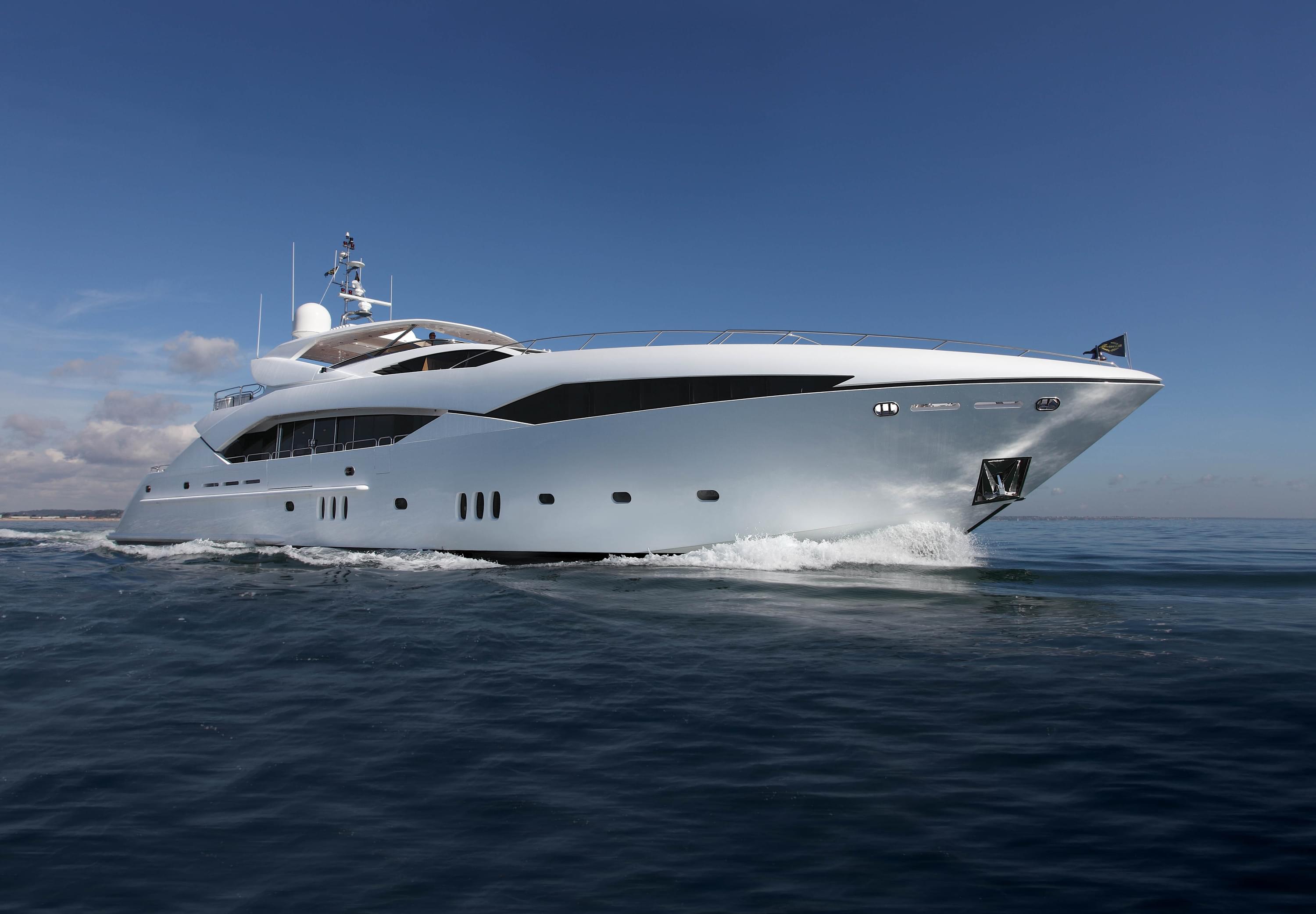 130 SPORT YACHT