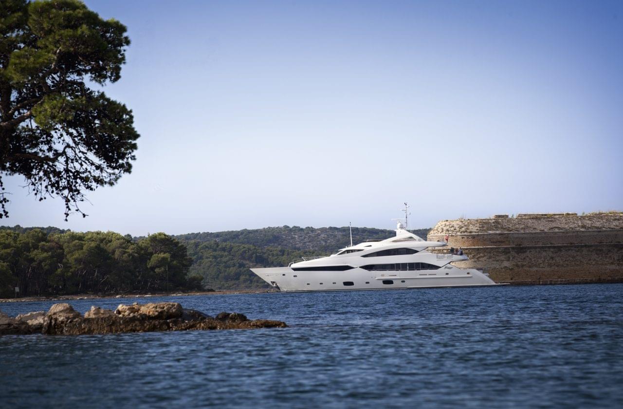 40M YACHT