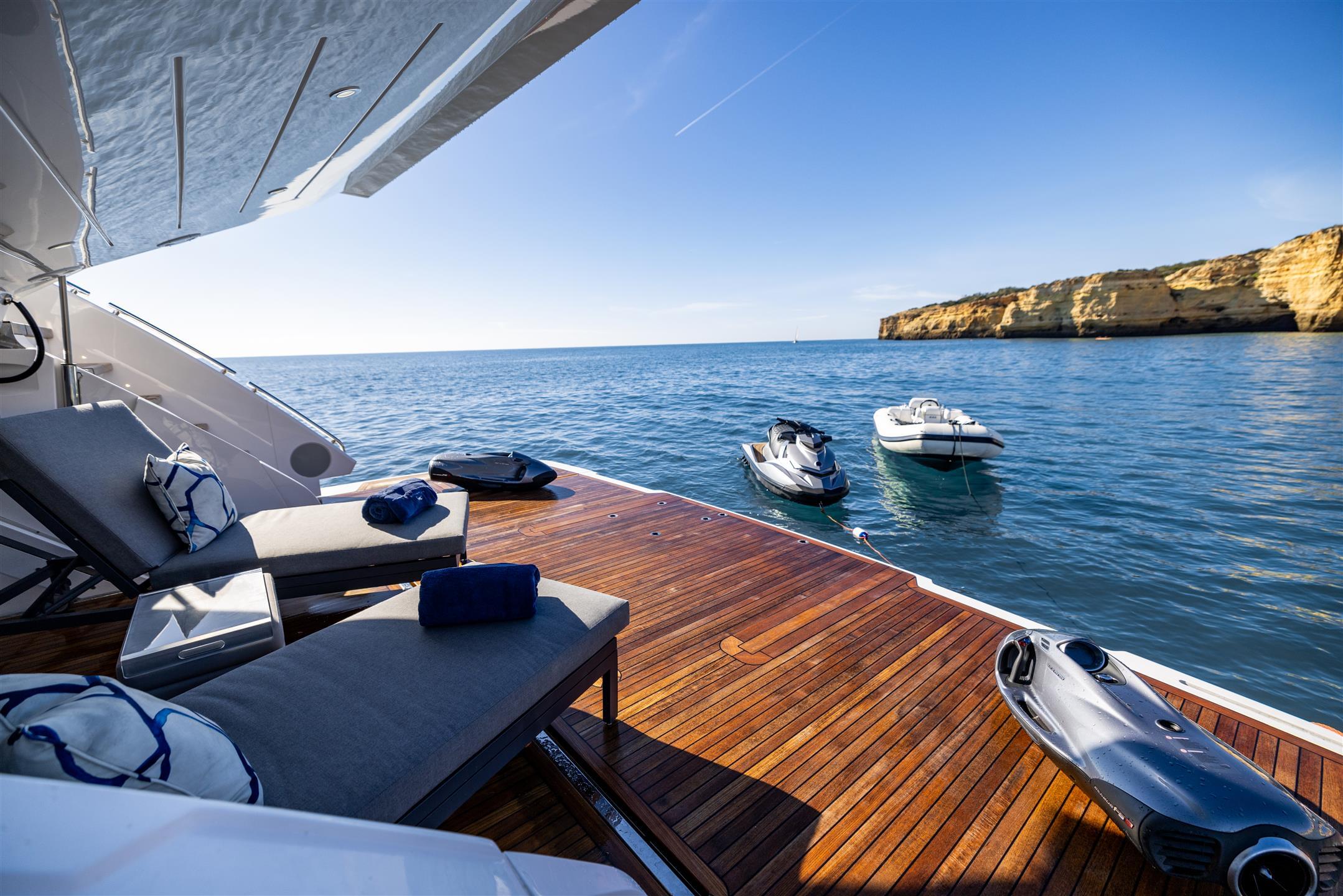 100 Yacht