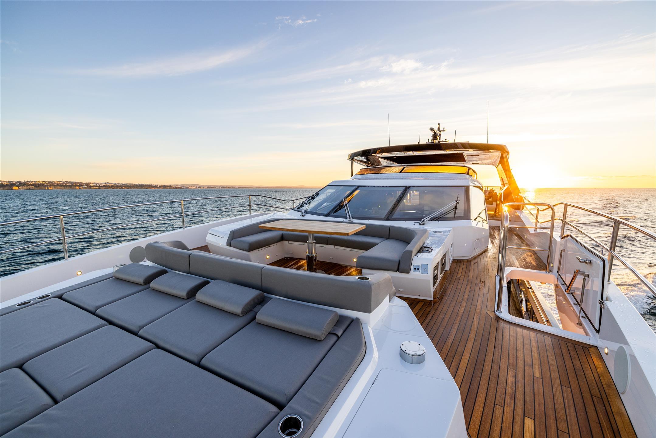 100 Yacht