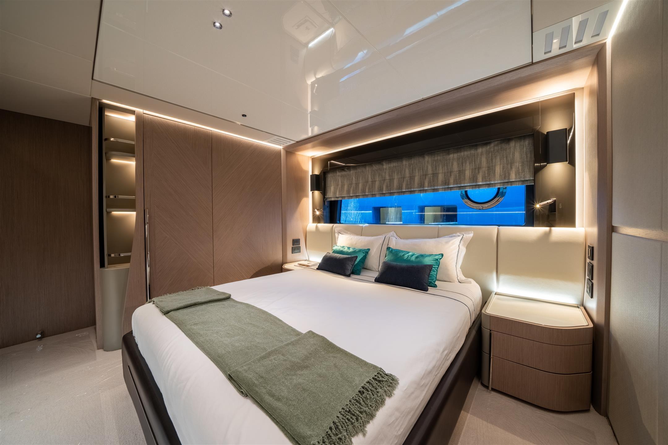 100 Yacht