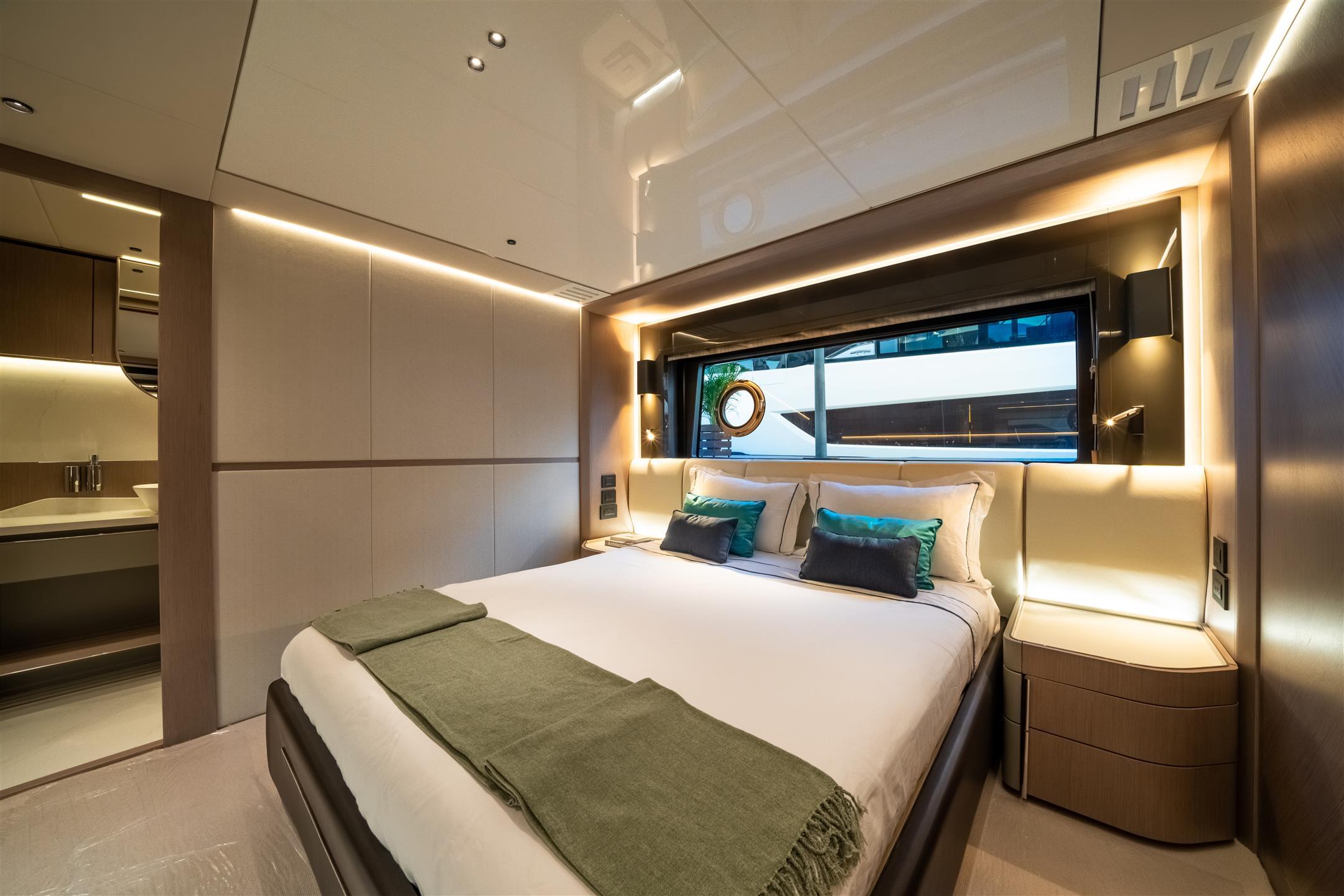 100 Yacht