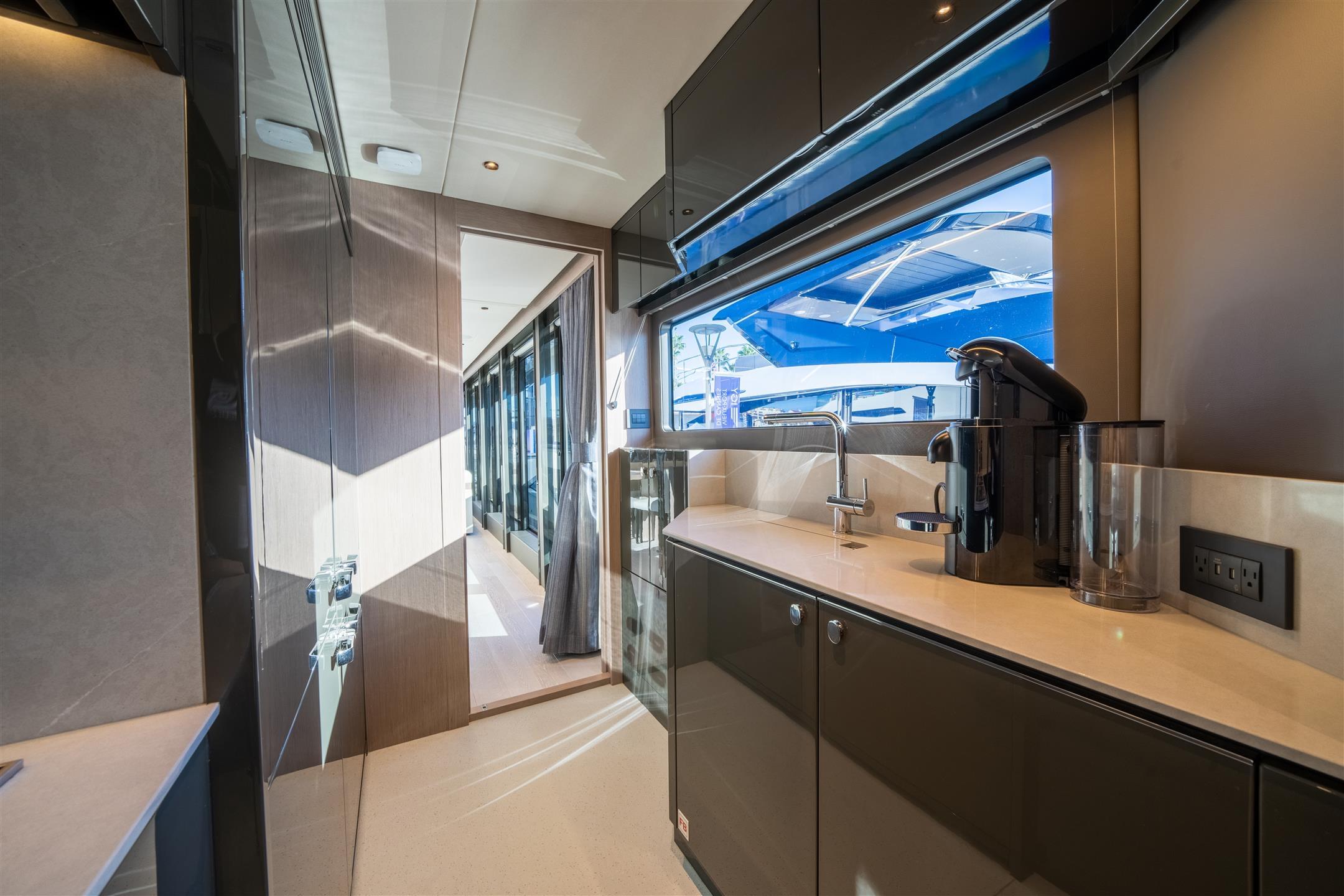 100 Yacht