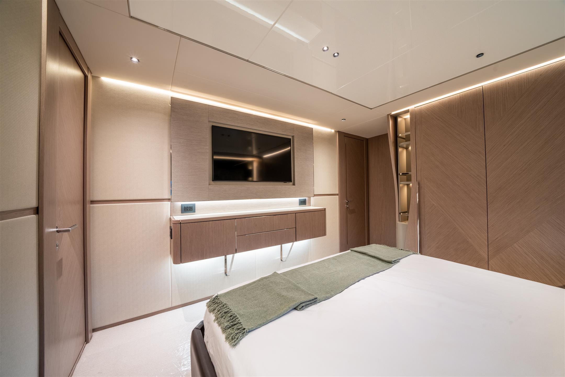 100 Yacht