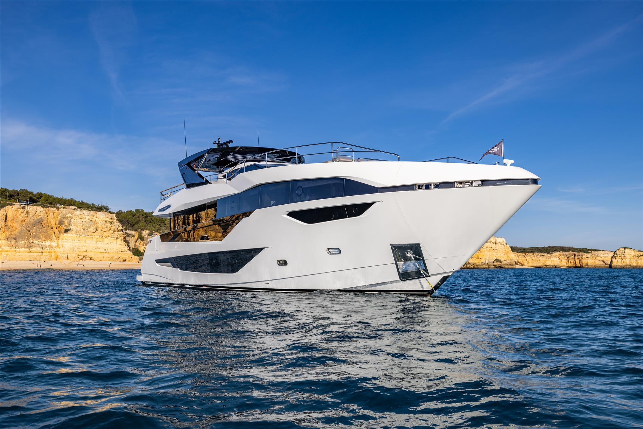 100 Yacht