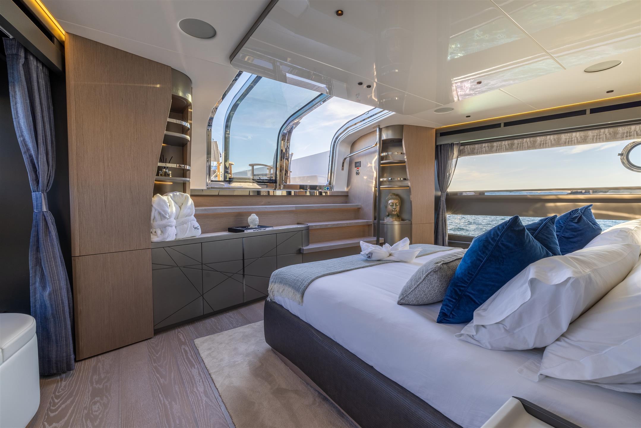 100 Yacht