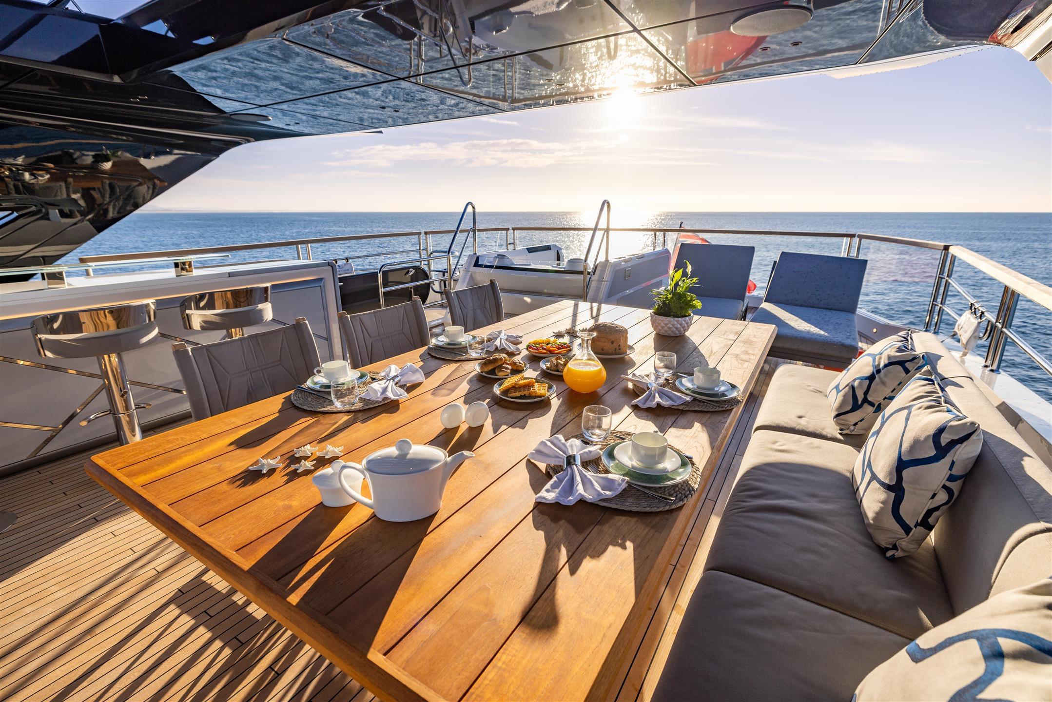 100 Yacht